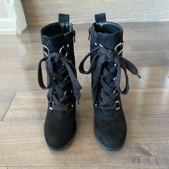 Le chateau black booties. Size 6 - Picture 1 of 5